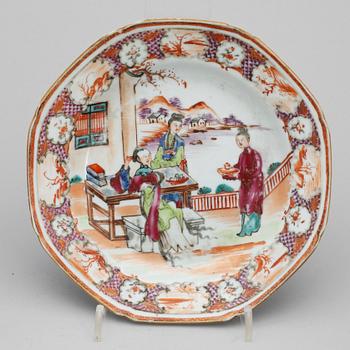 TERRIN MED LOCK, KOPPAR, 2 st, samt FAT, porslin, Qianlong, Kina, 1700-tal.