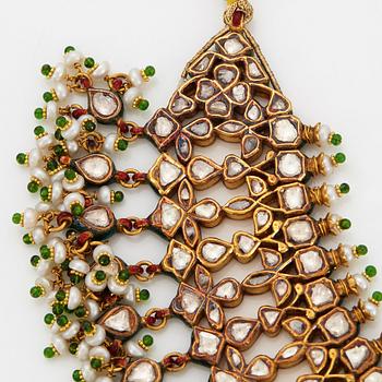 An Indian demi parure comprising a necklace and a pair of earrings.