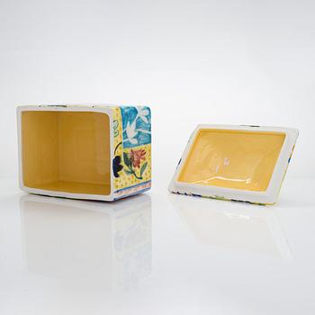 Dorrit von Fieandt, a porcelain box signed DvF ARABIA.