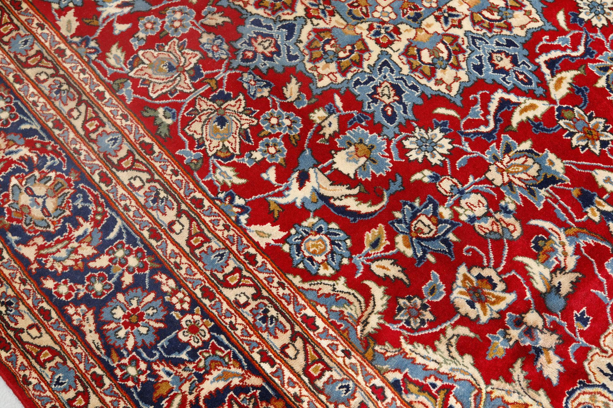 A signed Kashan carpet, ca 313 x 195 cm.
