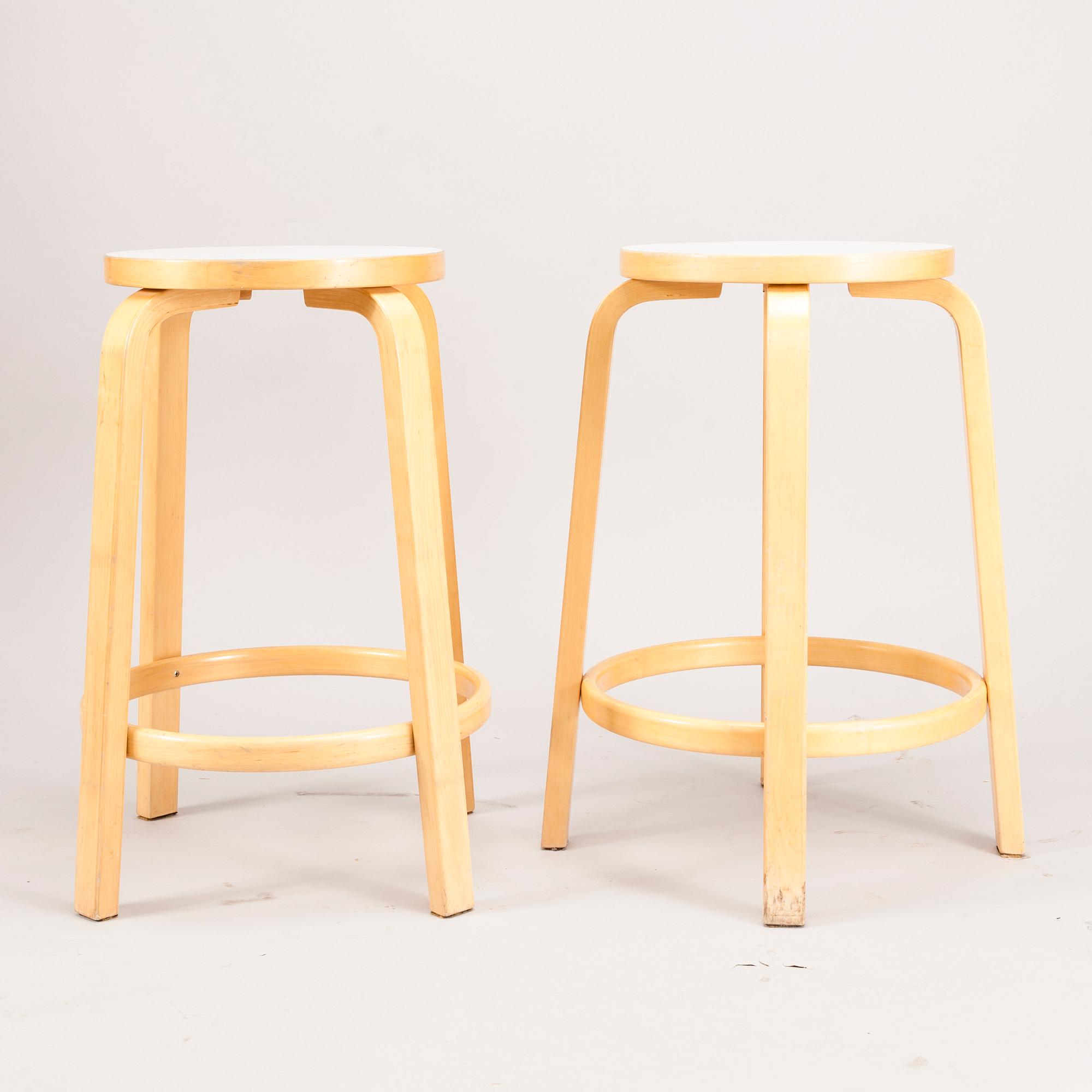 BARSTOLAR, ett par, modell 64, Alvar Aalto, Artek.