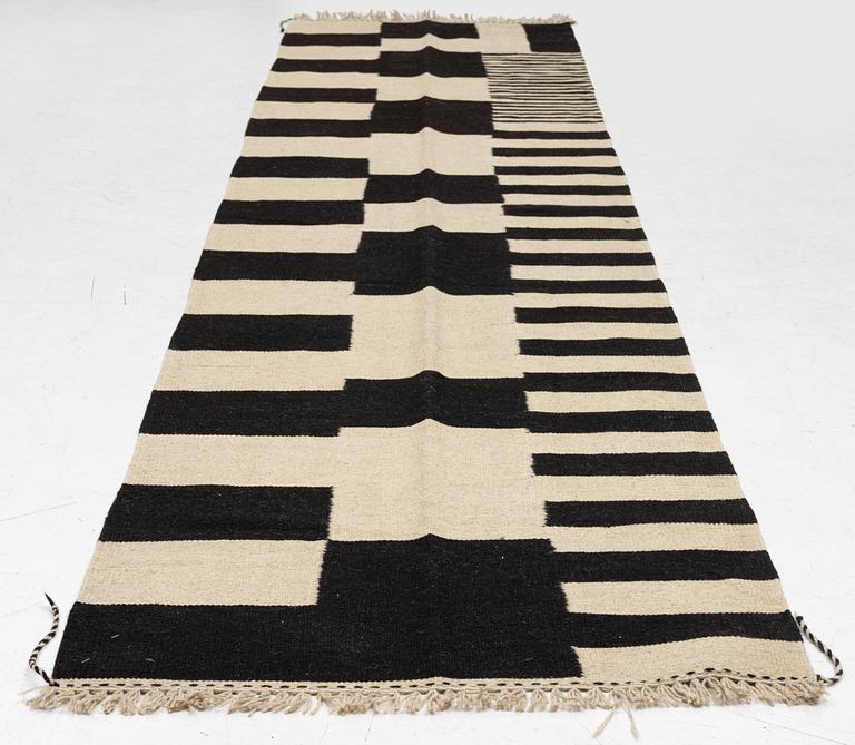 A Kelim runner carpet, 397 x 87 cm.
