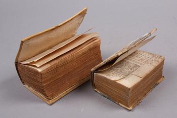 BÖCKER, 2 st, bla "De statu religionis et reipublicae, Carolo quinto, Caesare, comentarii" av Johannes Sleidanus, båda troligen sent 1500-tal.