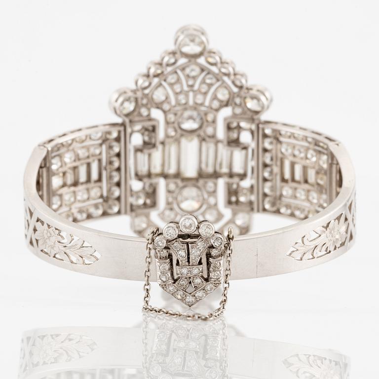 A bracelet in platinum set with baguette and brilliant-cut diamonds, Art Déco.