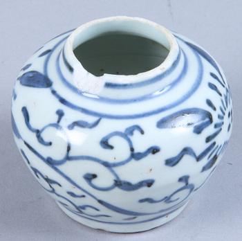 SKÅLFAT samt LOCKURNOR 3 st, porslin, Kina, Ming, 1600-tal.