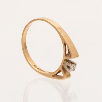 Ring 18K vitt och rött guld samt briljantslipad diamant.