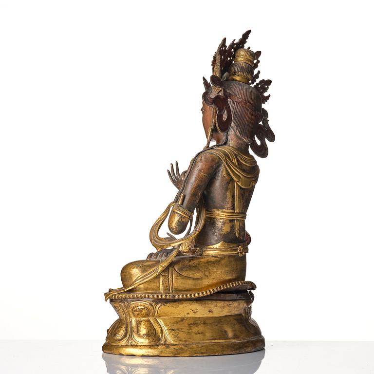 Bodhisattva, förgylld koppar i repousse teknik. Mongoliet, Dolonnor, ca 1800.