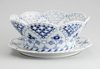 GALLERSKÅL MED FAT, porslin, Musselmalet, Royal Copenhagen.