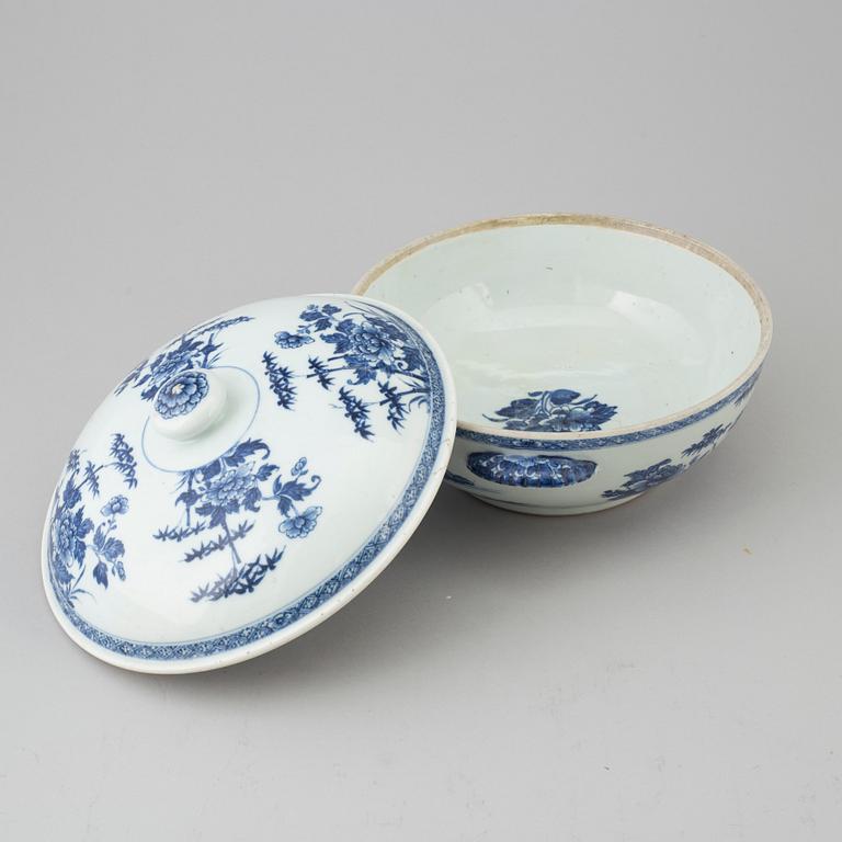 A blue and white export porcelain tureen with cover, Qing dynasty, Qianlong (1736-95).