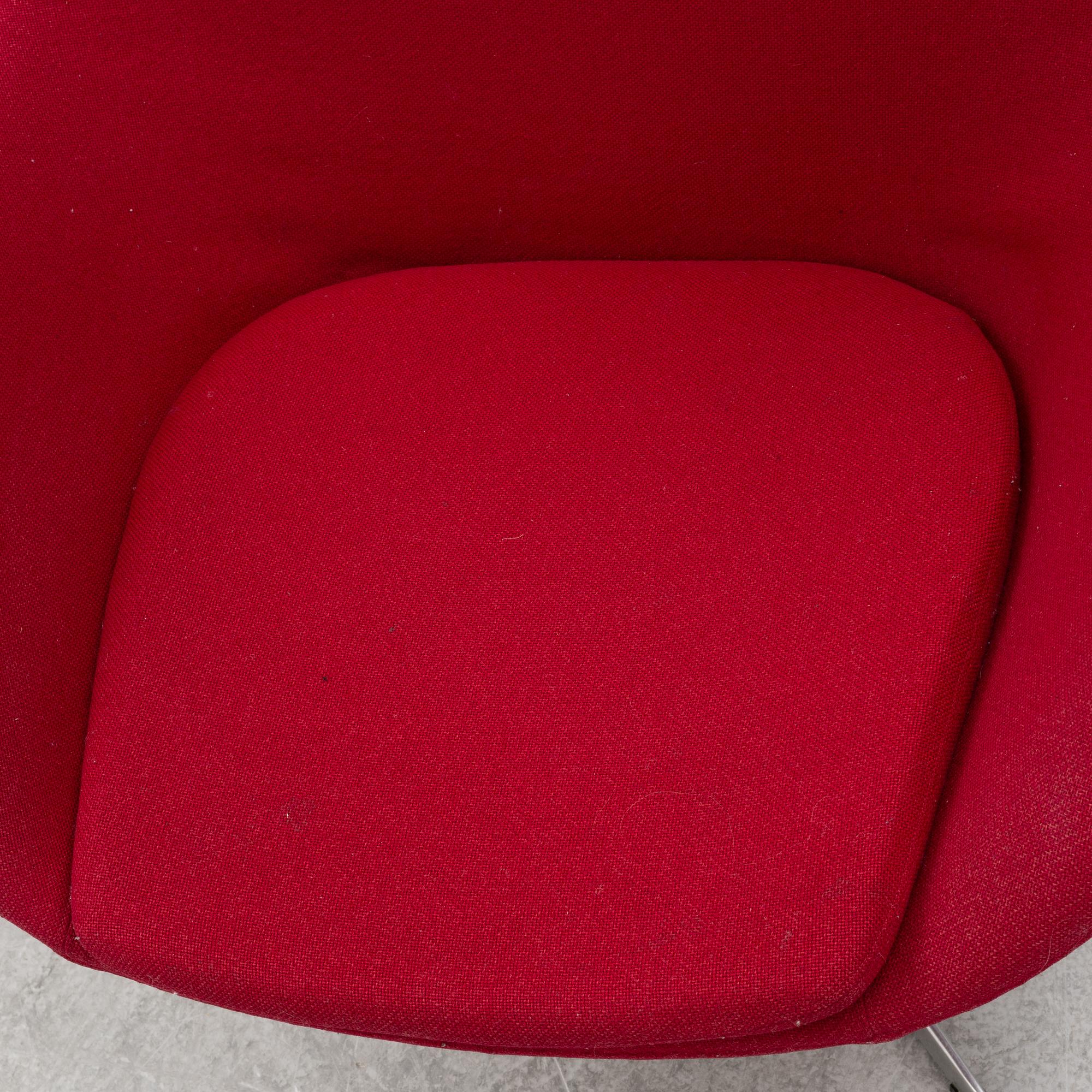 Arne Jacobsen, an armchair with footstool, "The Egg", Fritz Hansen, Danmark, 2000.