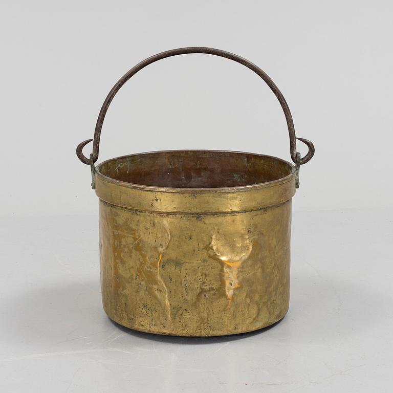 AN 18TH CENTURY BRASS CAULDRON.