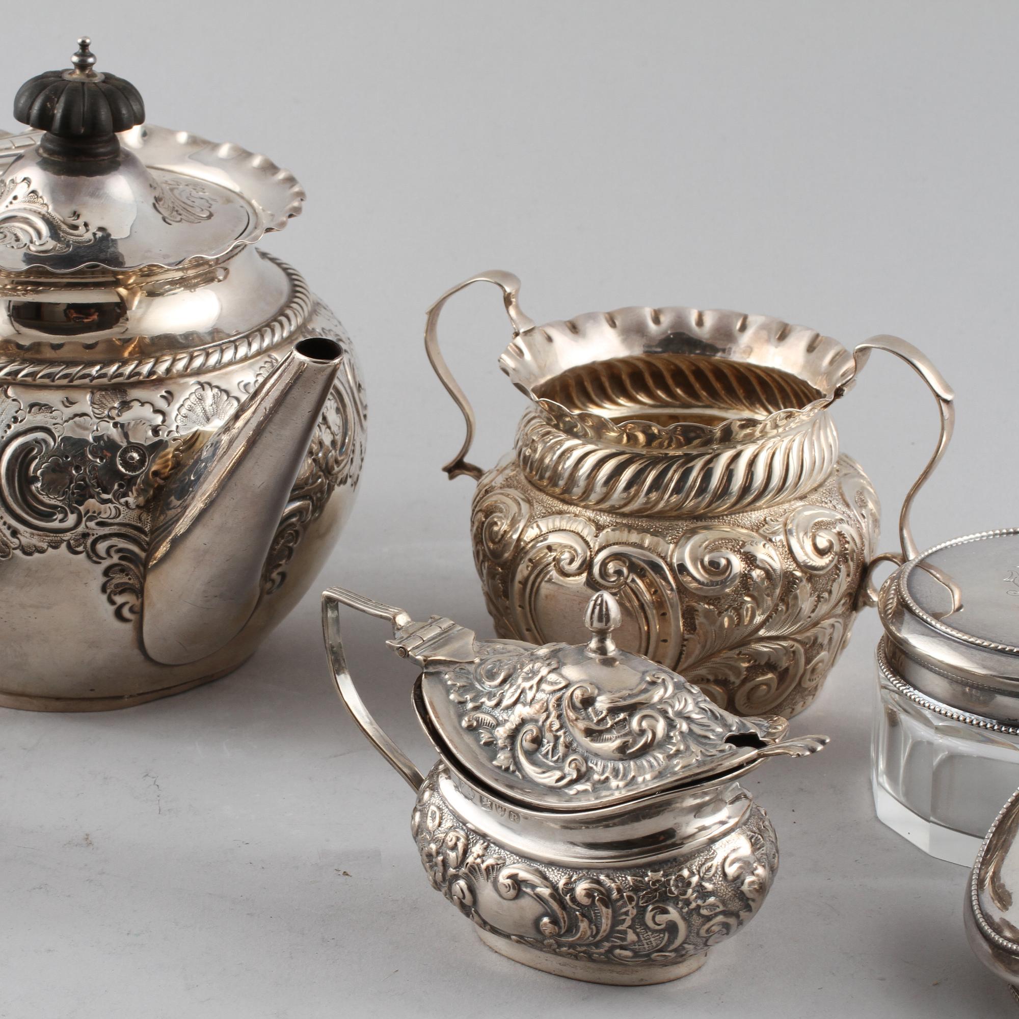 PARTI SILVER, 8 delar, mestadels England, 1800-tal samt 1900-tal. Total vikt (exklusive glasinsatser) 595 g.