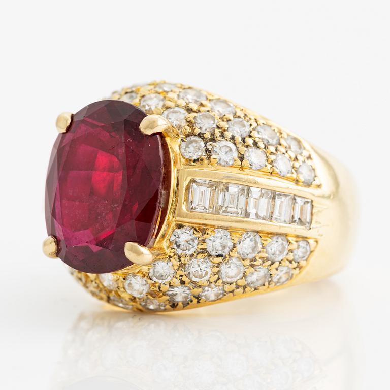Ring in 18K gold with a faceted ruby and round brilliant- and baguette-cut diamonds.