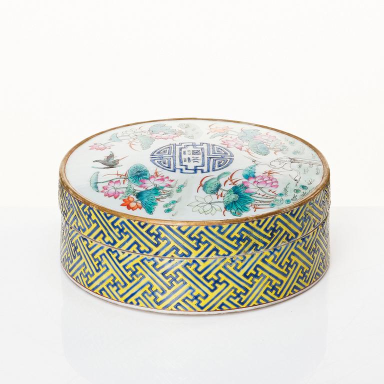 A circular sweet meat box, Qing dynasty with Guangxu mark and of the period (1874-1908).