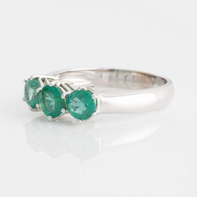 Ring in white gold with three emeralds.