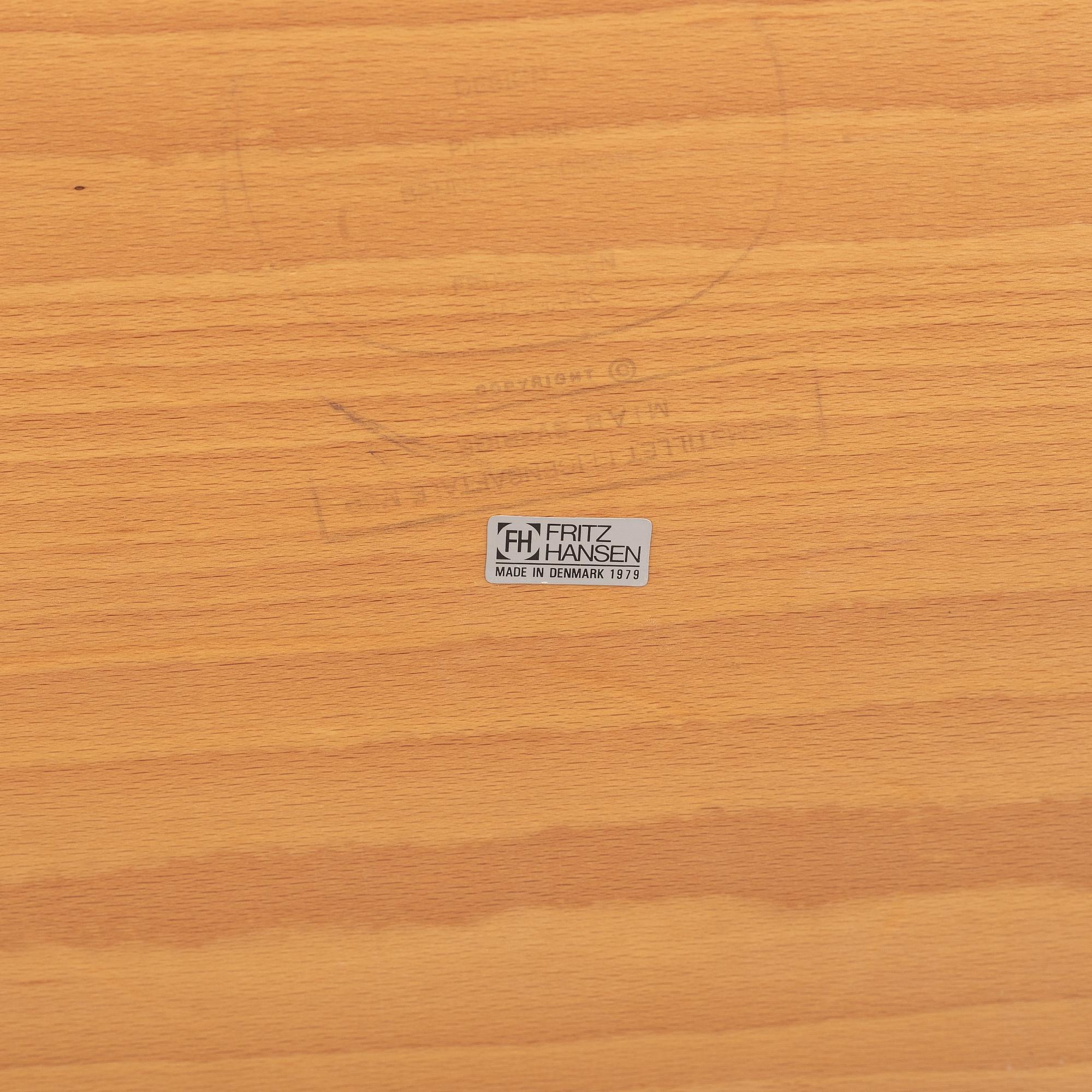 A 'Superellips' table by Bruno Mathsson and Piet Hein, Fritz Hansen, 1979.