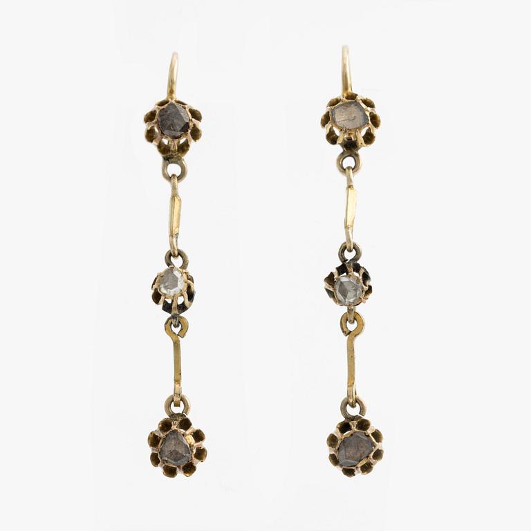 Örhängen guld med rosenslipade diamanter.