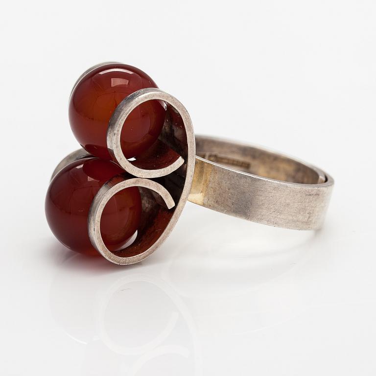 Elis Kauppi, Ring, sterlingsilver, kalcedoner. Kupittaan kulta, Åbo 1974.