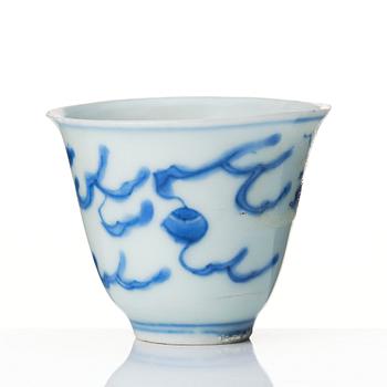 A blue and white four clawed dragon wine cup, 'Hatcher Cargo', 17th Century.