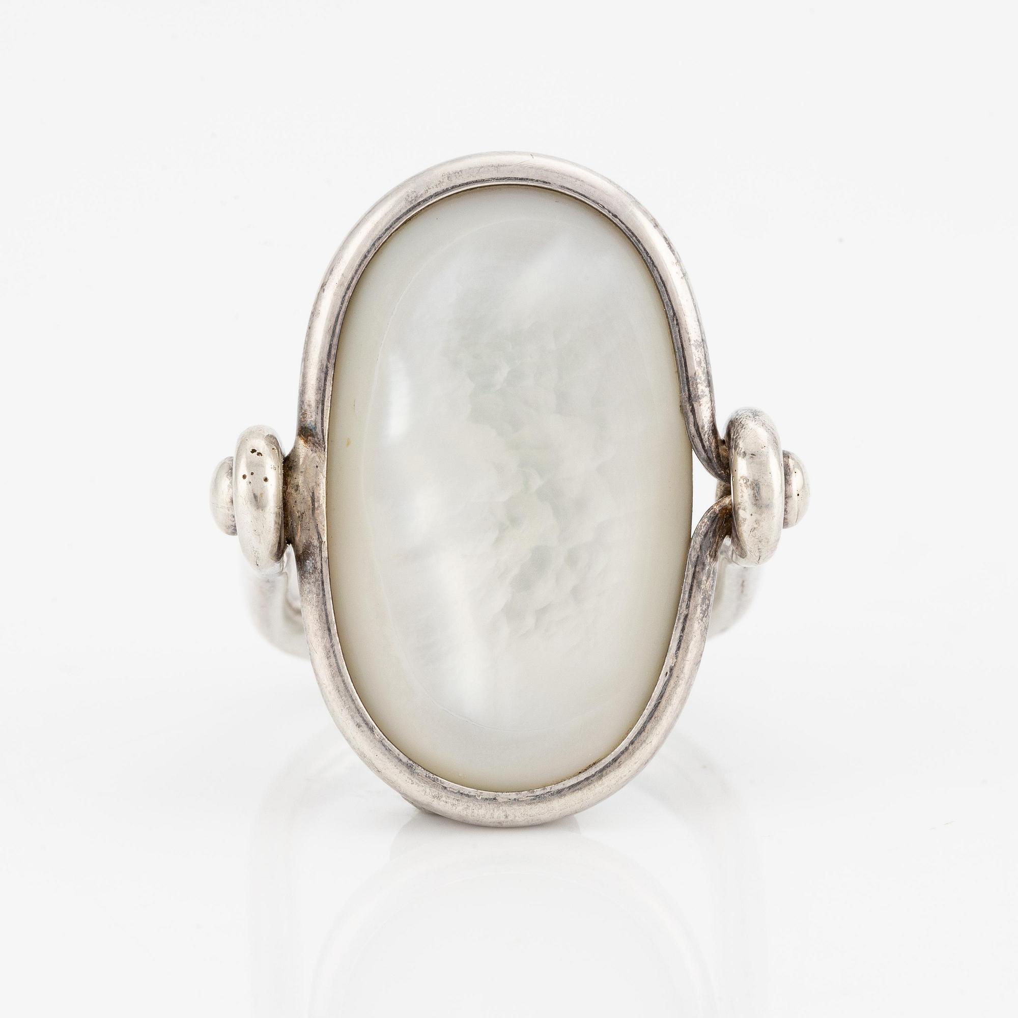Vivianna Torun Bülow-Hübe, ring, sterlingsilver med pärlemor, Jakarta, Indonesien.