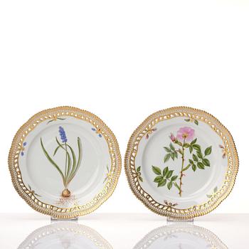 A set of eight Royal Copenhagen 'Flora Danica' dessert plates, Denmark, 20th Century.