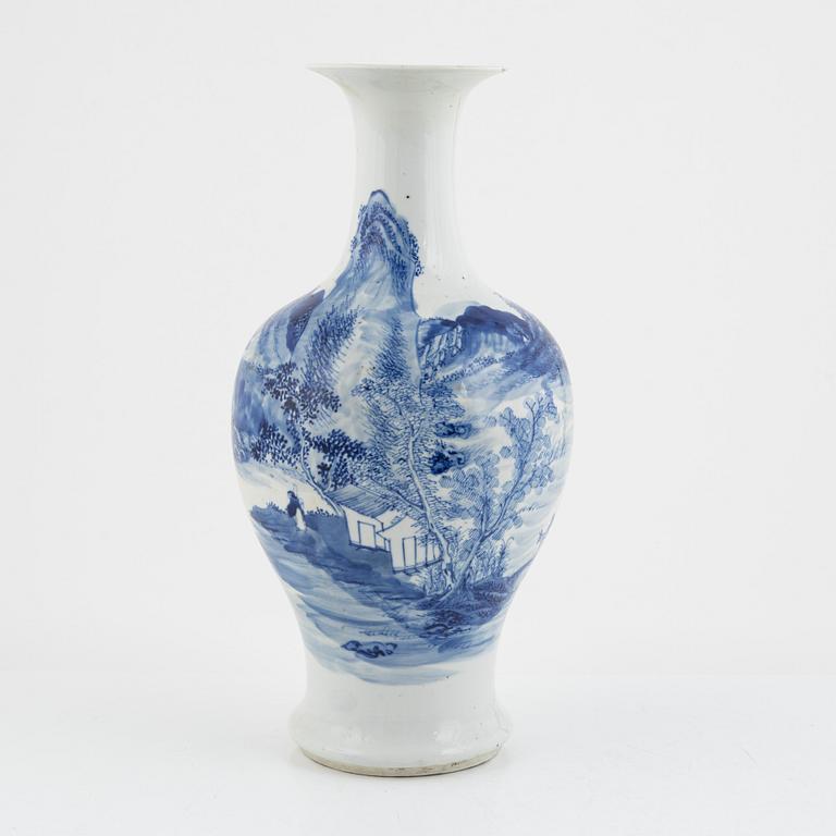 A Chinese blue and white porcelain vase, late Qing dynasty/1900.