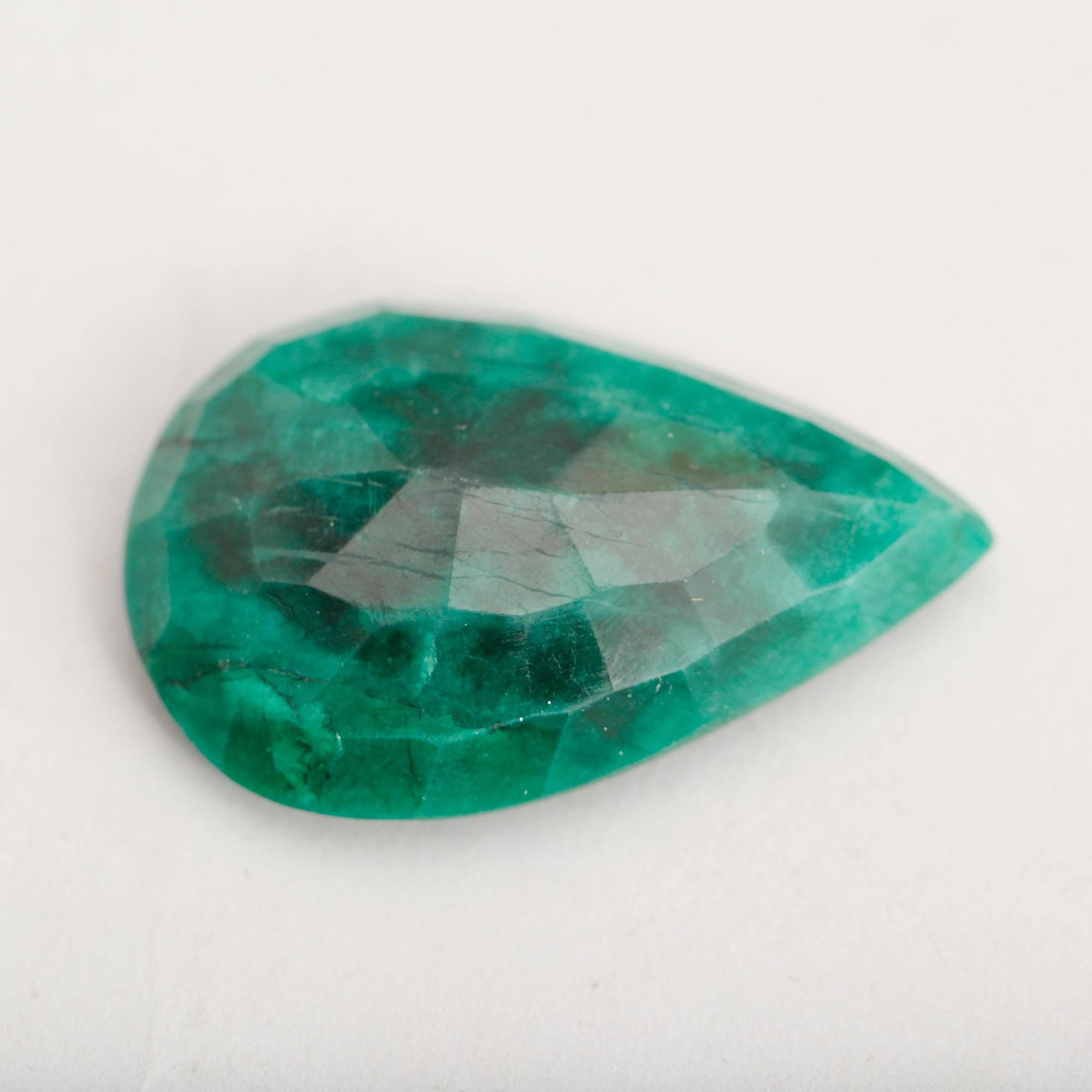 SMARAGD, grön, droppformad fasetterad, ca 155.00 ct.