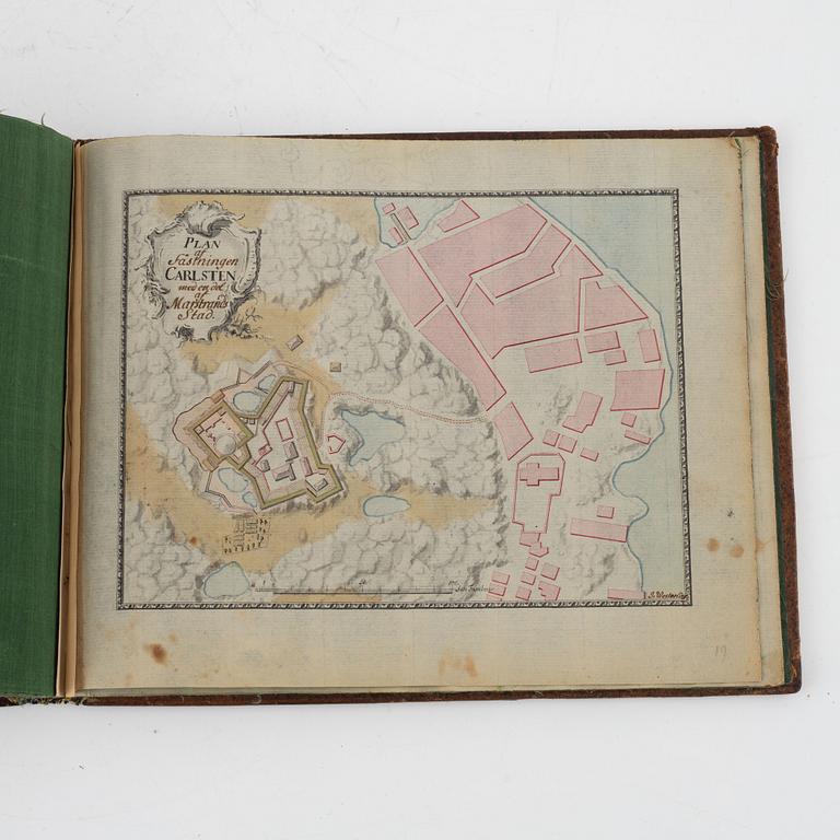 Album från 1746 med 22 akvareller över fästningar, gåva av Gabriel Cronstedt till tronföljaren Adolf Fredrik.