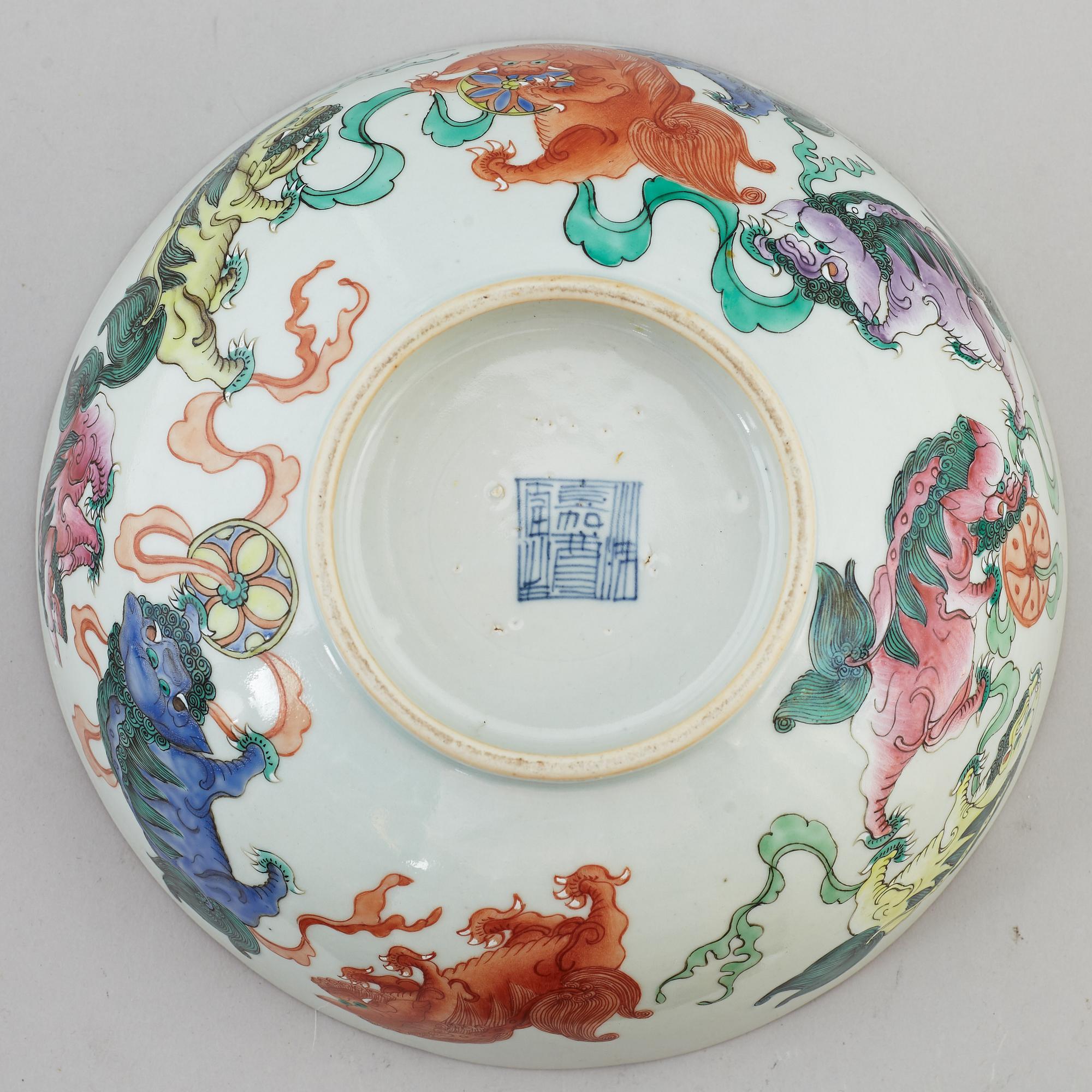 A Chinese famille rose bowl, early 20th century.