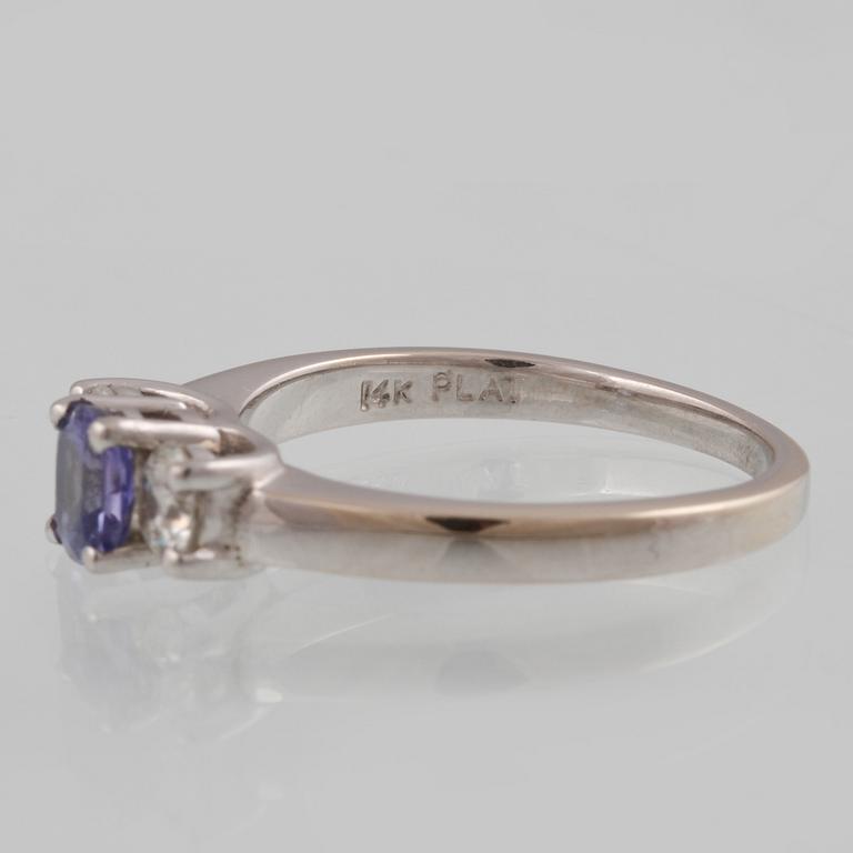 RING, 14K vitguld och platina med fasettslipad tanzanit samt 2 briljantslipade diamanter ca 0.50 ct. Vikt 4,1 gram.