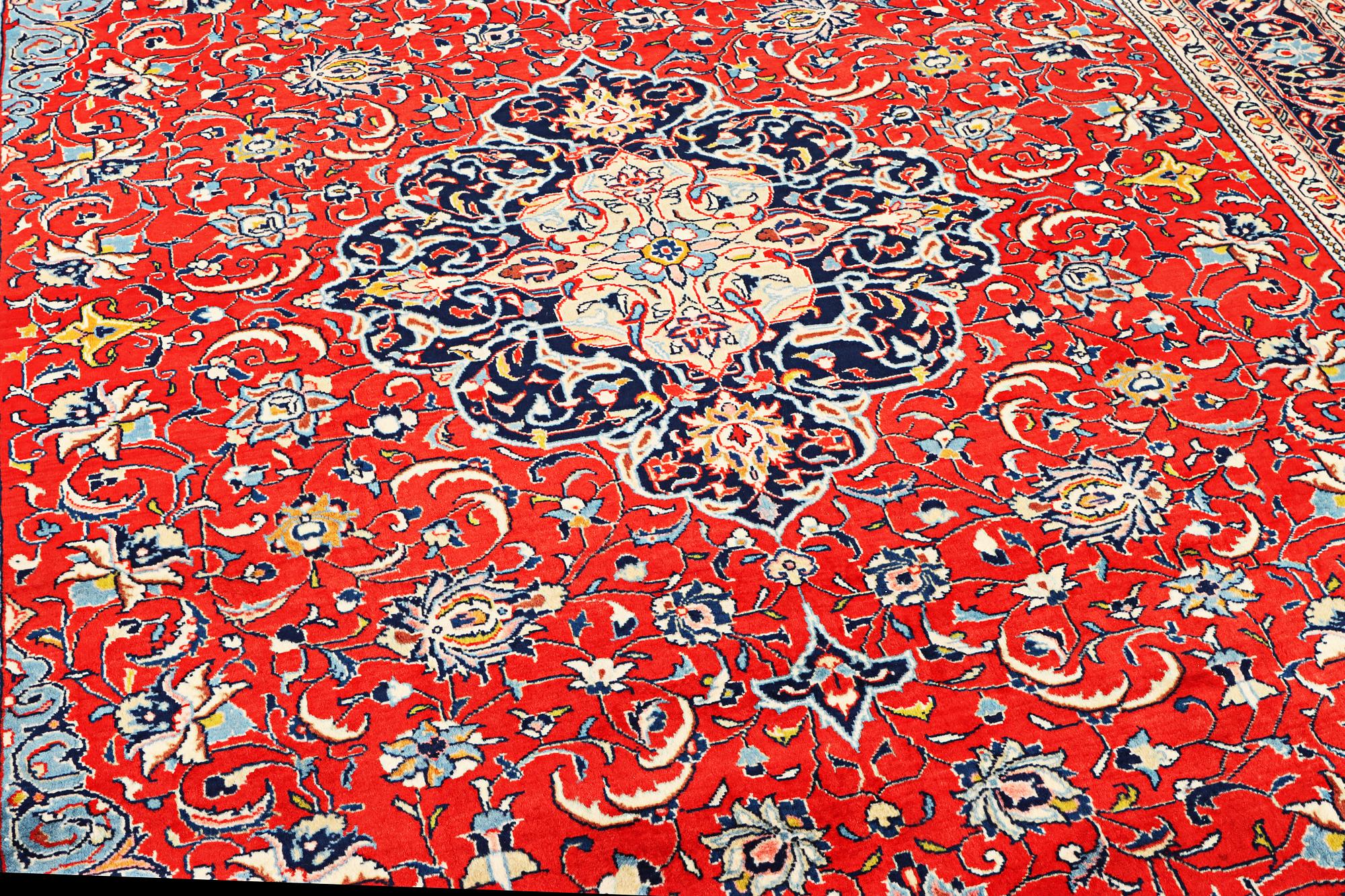 A Kashan carpet, a. 320 x 234 cm.