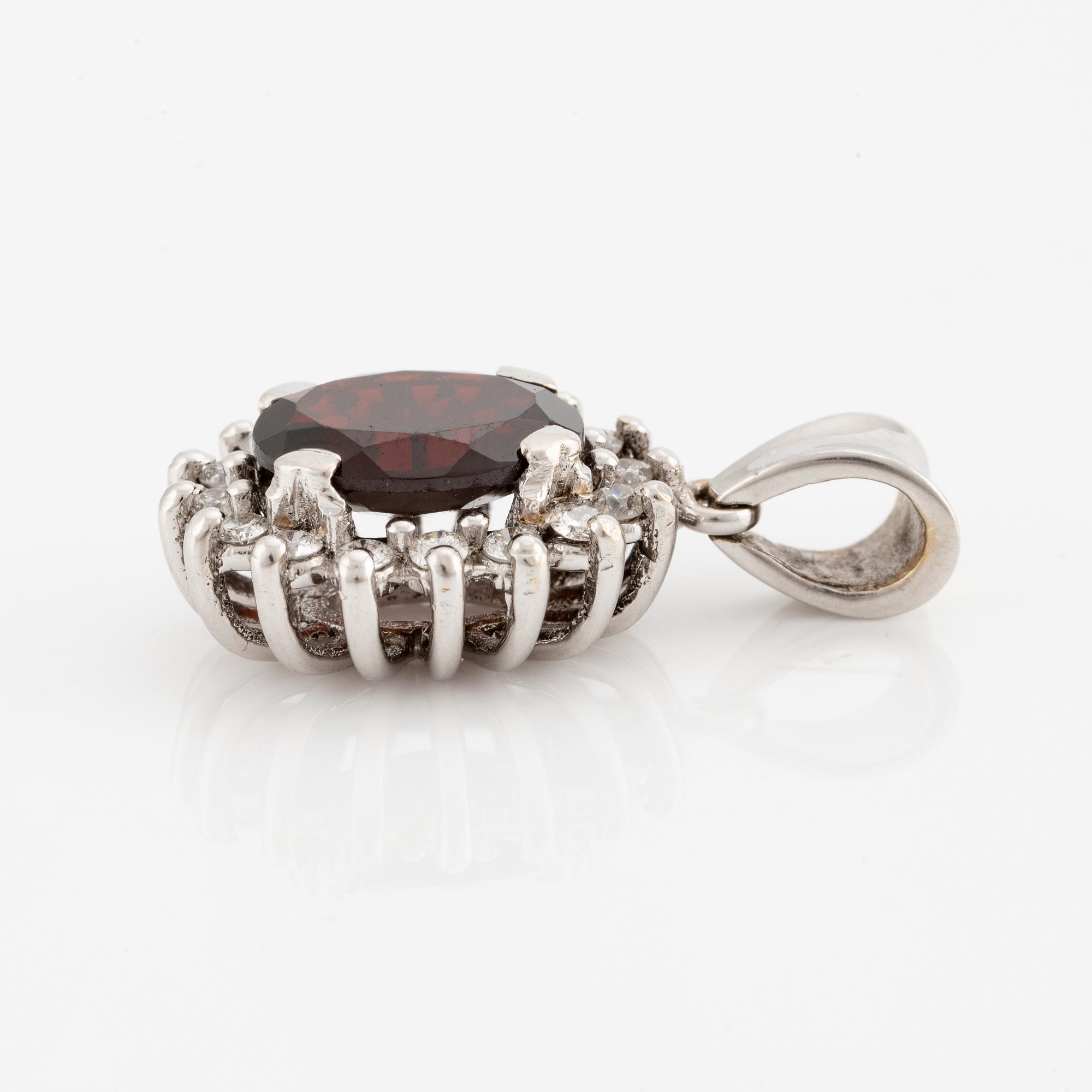 White gold pendant with garnet and brilliant-cut diamonds.