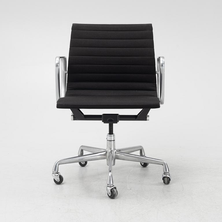 Charles & Ray Eames, skrivbordsstol, "EA 335", Herman Miller 1997.