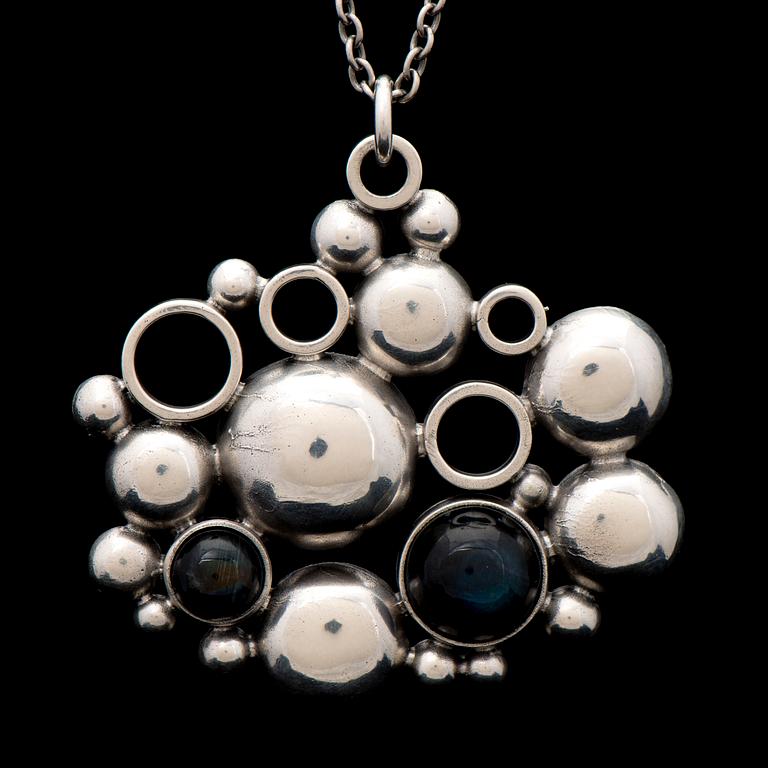 BÖRJE RAJALIN, HÄNGE, cabochonslipade spektroliter, silver. Kalevala Koru 1982.