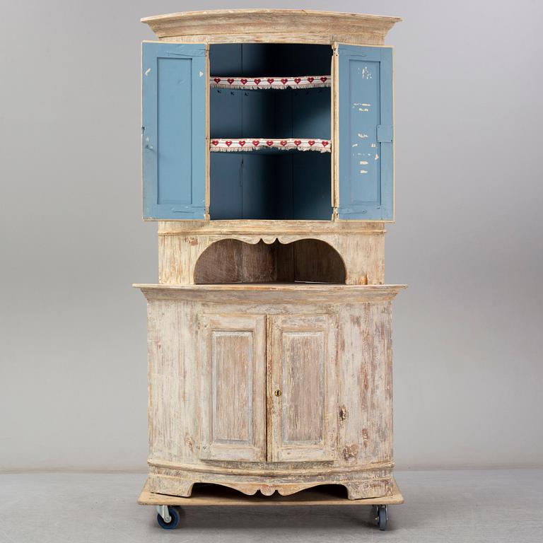 A late Gustavian corner cabinet from around year 1800.