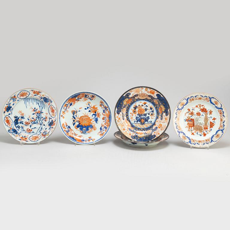 TALLRIKAR, fyra (2+1+1) stycken samt FAT, kompaniporslin. Qingdynastin, Qianlong (1736-95).