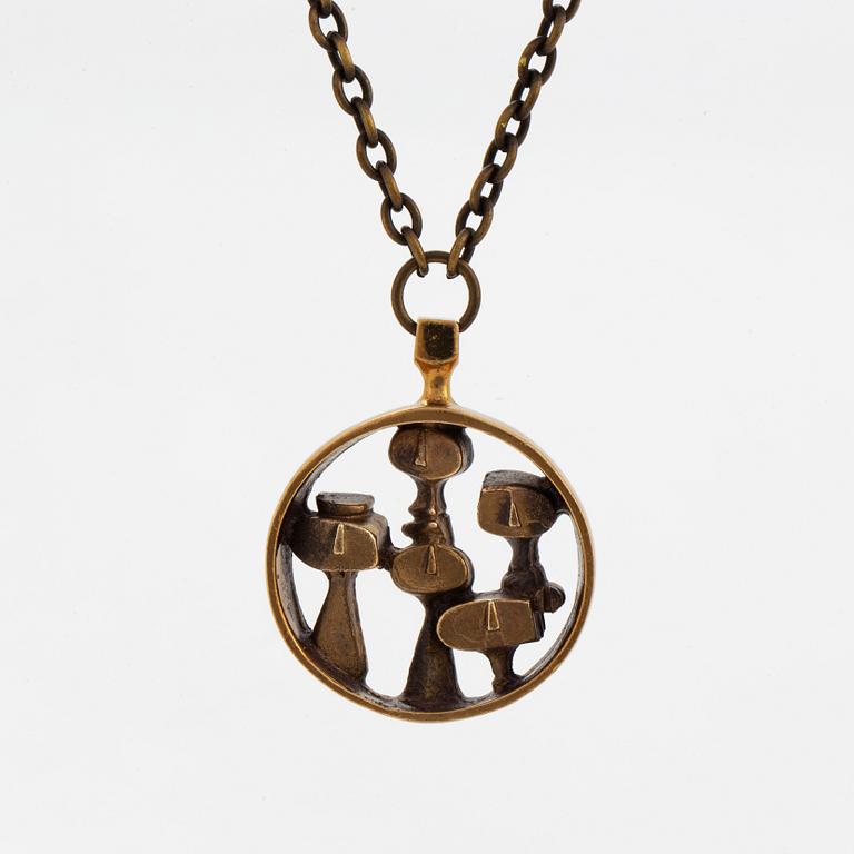 A Jorma Laine (likely) pendant with chain in bronze.