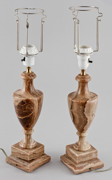 BORDSLAMPOR, ett par, alabaster, Italien, 1950/1960-tal.