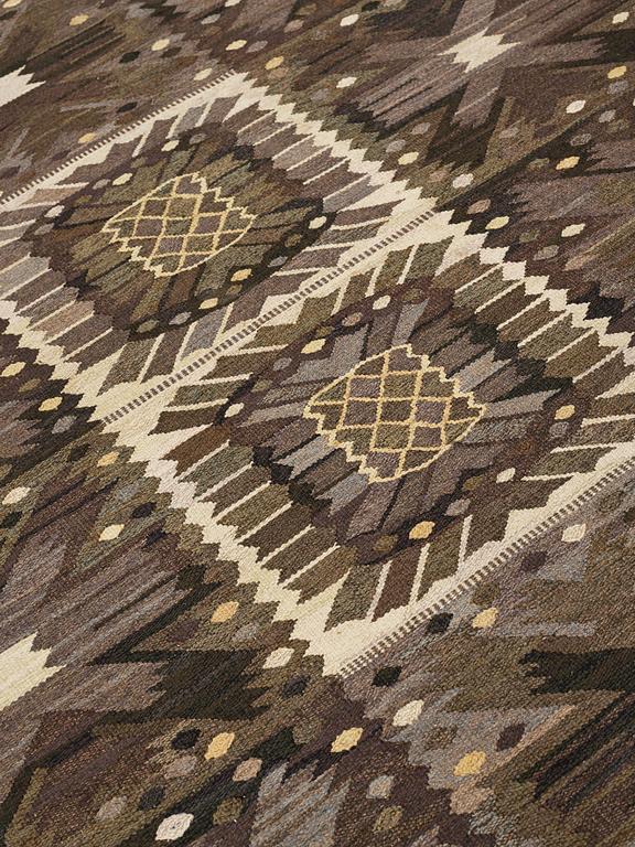 Barbro Nilsson, Matta, "Nejlikan gråsvart", gobelängteknik, ca 273,5 x 213,5-219,5 cm, signerad AB MMF BN.