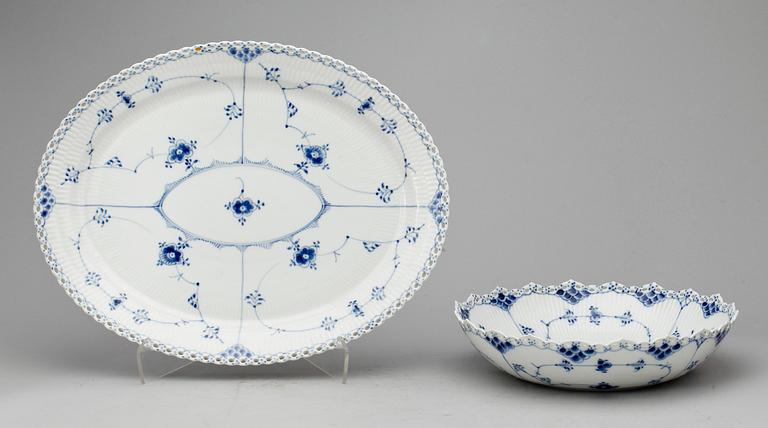 SERVISDELAR, ca 90 st, porslin, "Musselmalet", Royal Copenhagen, 1900-talets andra hälft.