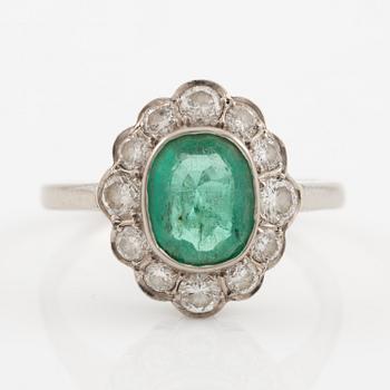 Ring 18K white gold with emerald and brilliant-cut diamonds.