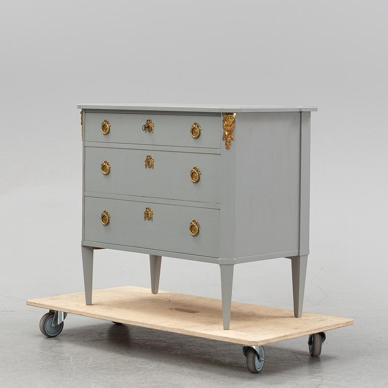 A painted Gustavian style chest of drawers, 20th Century.