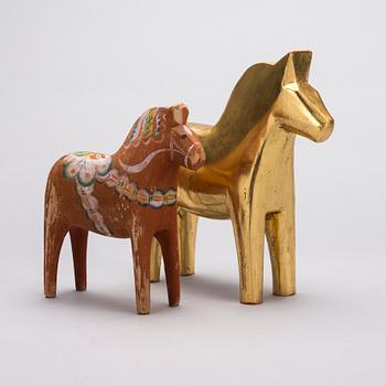 DALAHÄSTAR, 2 st, trä. 1900-talets mitt och 1970-tal.