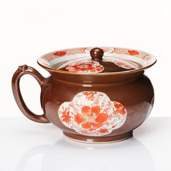 A Chinese Export chamber pot with cover, Qing dynasty, Kangxi (1662-1722).