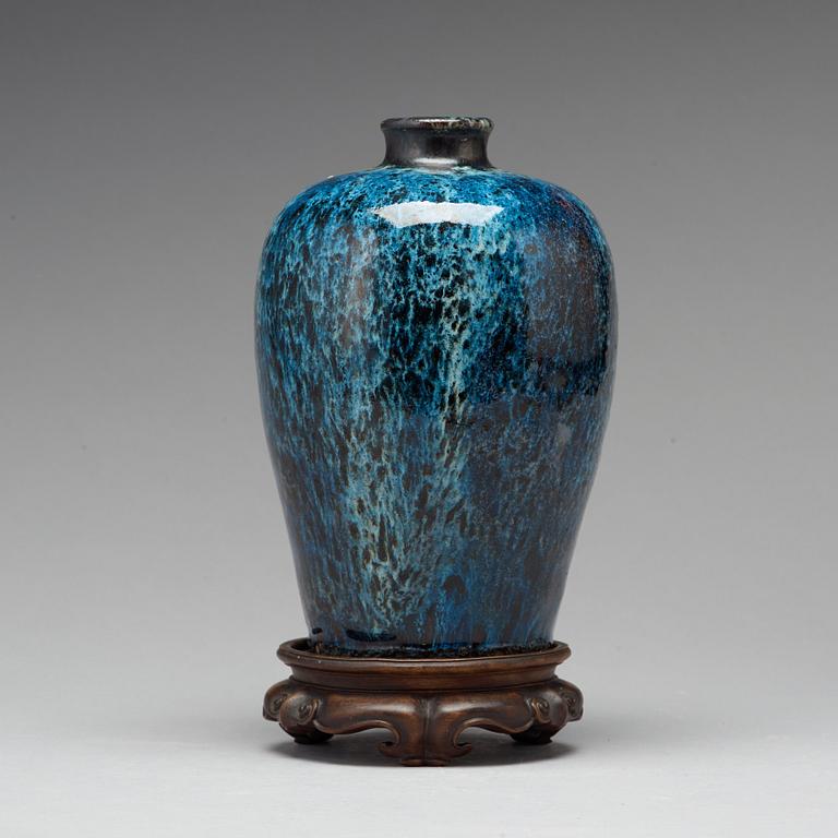 A flambé glazed vase, Qing dynasty, 19th Century.