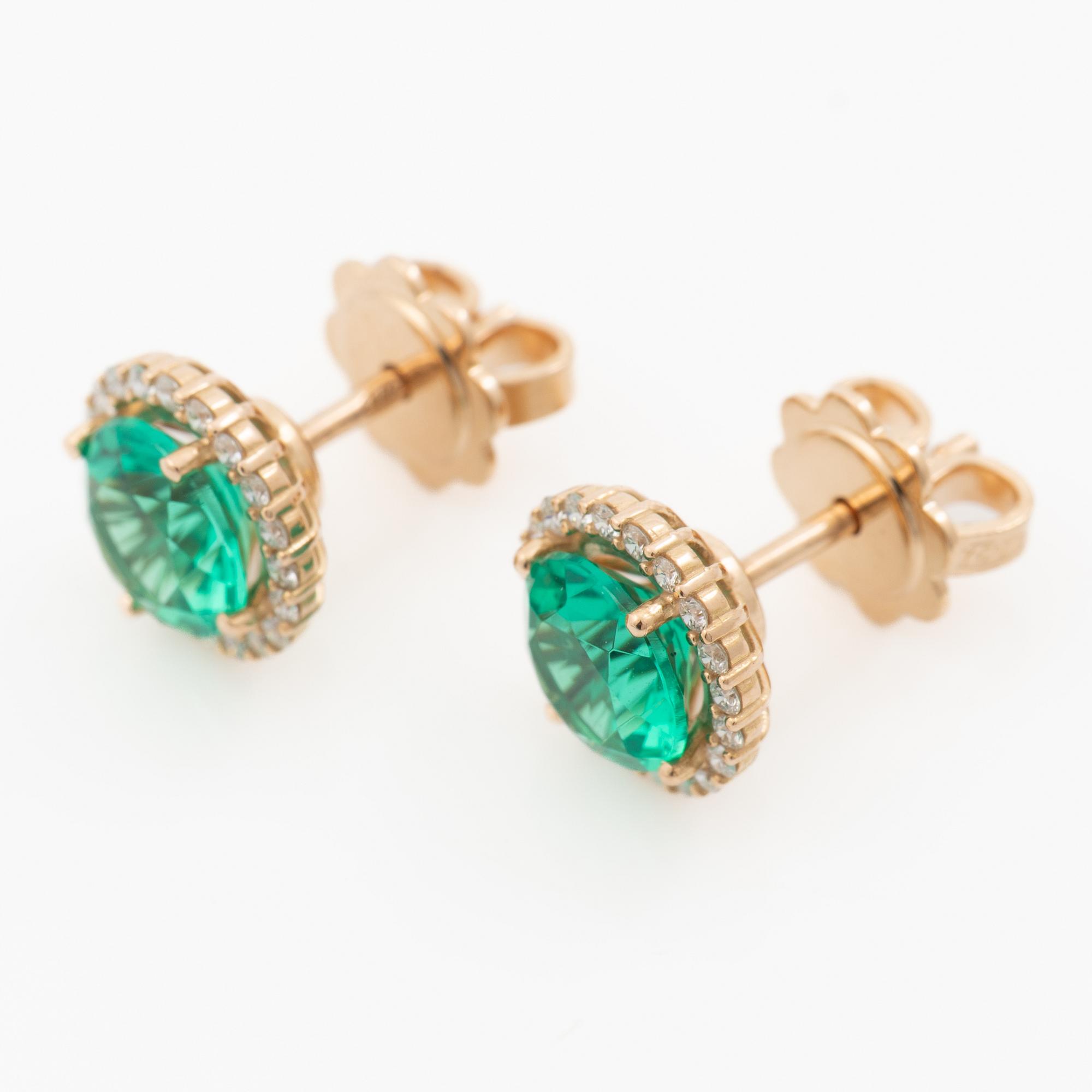 Earrings 18K gold with synthetic emeralds and brilliant-cut diamonds.