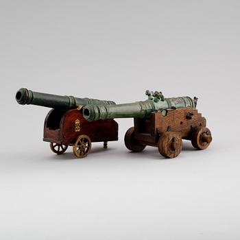 BORDSKANONER, 2 st, brons, 1900-talets andra hälft.