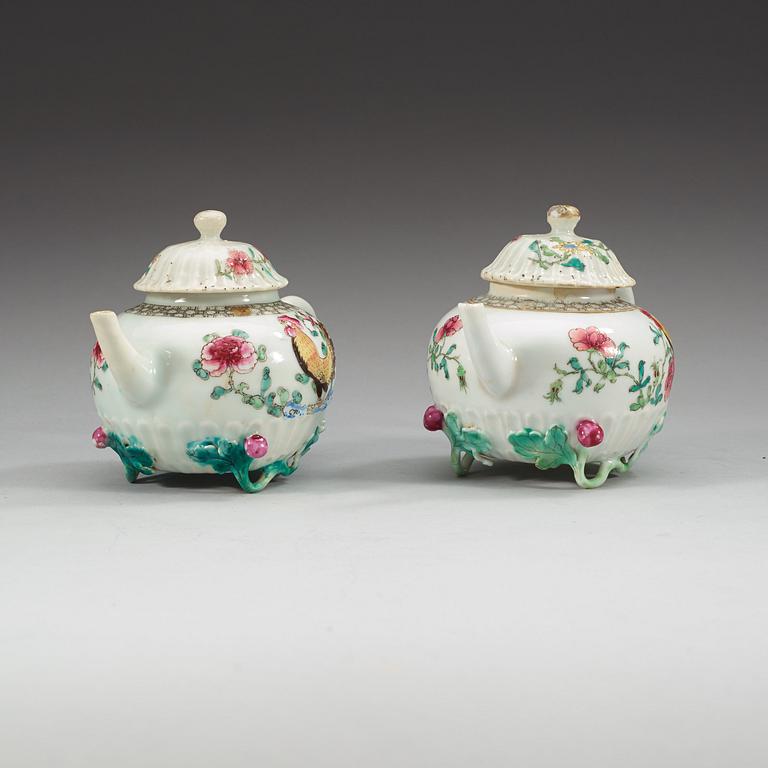TEKANNOR med LOCK, ett par, kompaniporslin. Qing dynastin, Qianlong (1736-95).