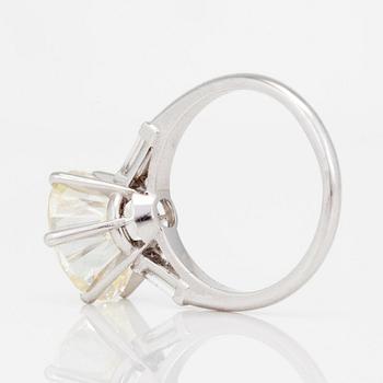 RING med briljantslipad diamant ca 5.91 ct samt baguetteslipade diamanter.