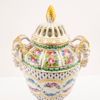 Potpourri urn Dresden, porcelain from the second half of the 20th century.